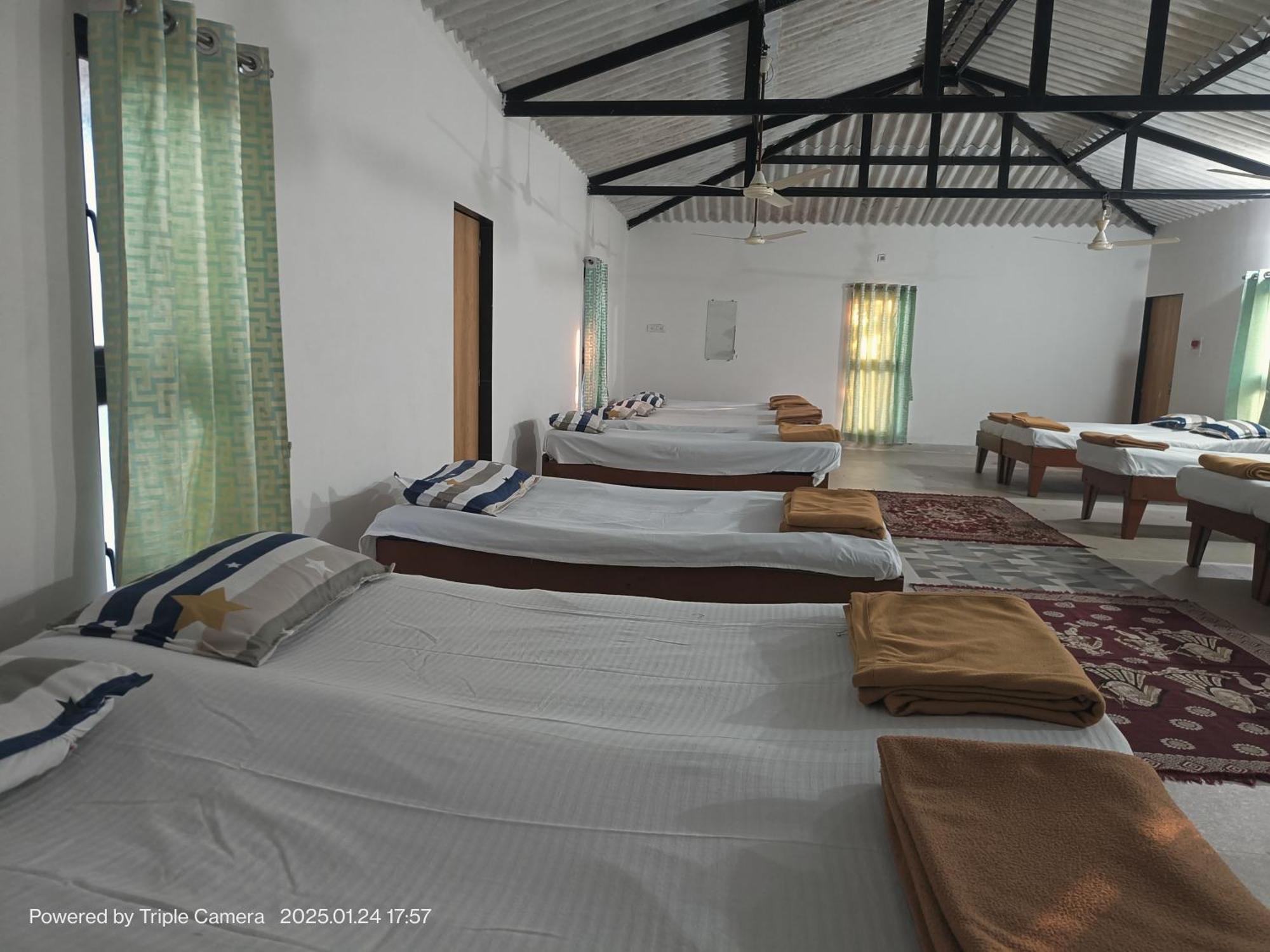 Gir County Resort غابة غير الغرفة الصورة