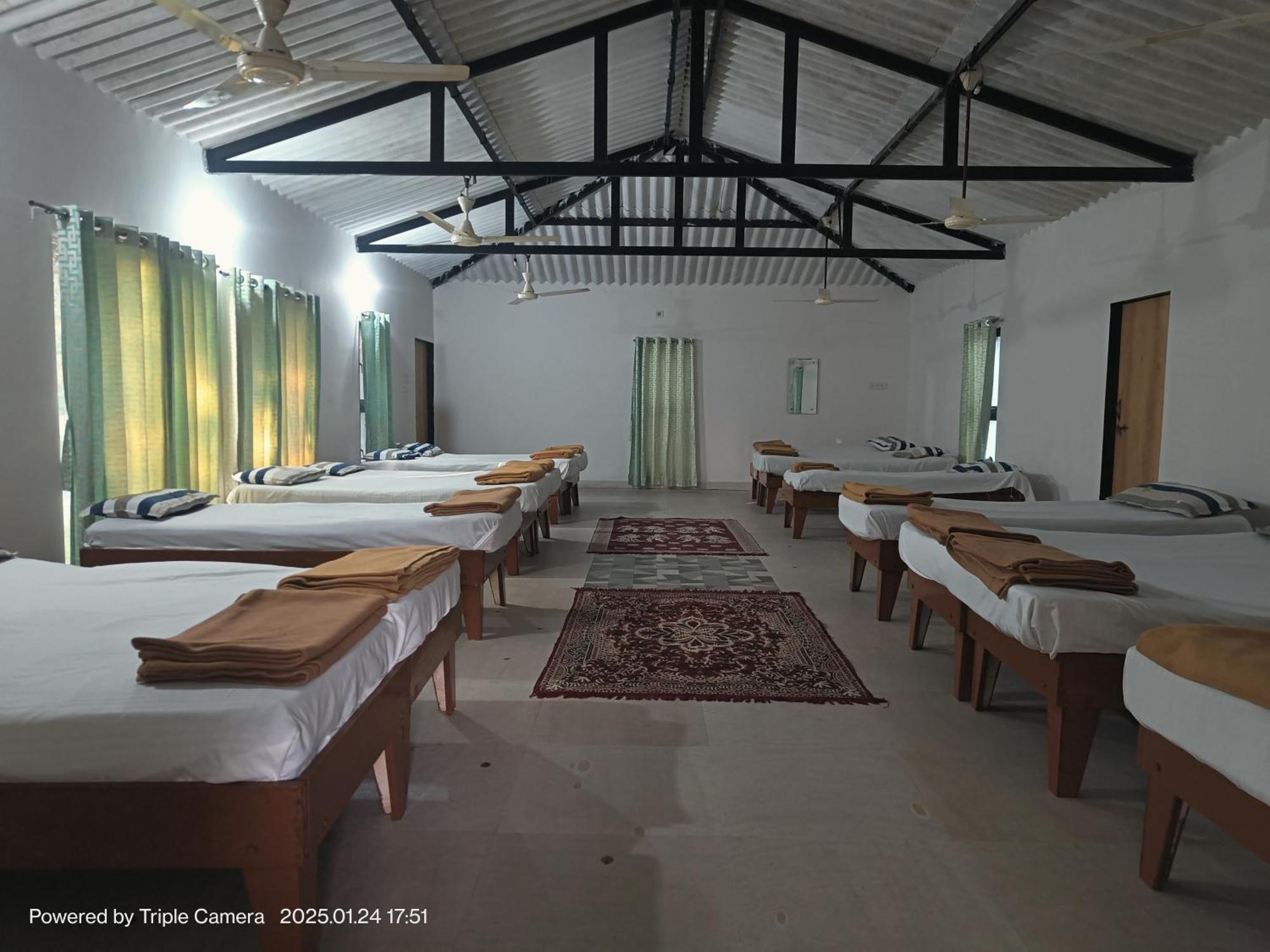 Gir County Resort غابة غير الغرفة الصورة